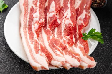 Domuz pastırması domuz eti taze lezzetli gurme yemek arkaplanı masanın üzerinde rustik yemek üst görünüm fotokopi alanı