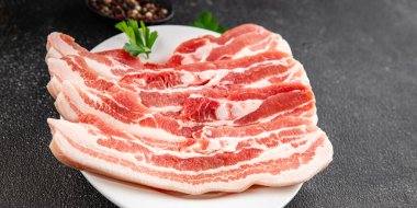 Domuz pastırması domuz eti taze lezzetli gurme yemek arkaplanı masanın üzerinde rustik yemek üst görünüm fotokopi alanı