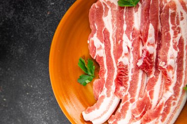 Domuz pastırması domuz eti taze lezzetli gurme yemek arkaplanı masanın üzerinde rustik yemek üst görünüm fotokopi alanı