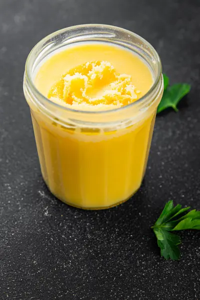 Ghee tereyağı ya da tereyağı. Lezzetli gurme yemek arkaplanı. Masanın üstünde.