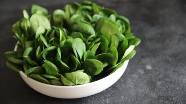 Mung fasulyesi salata yeşil sebzeler taze gurme yemek arkaplan masa rustik gıda üst görünüm uzay keto ve paleo diyet vejetaryen ve vejetaryen gıda