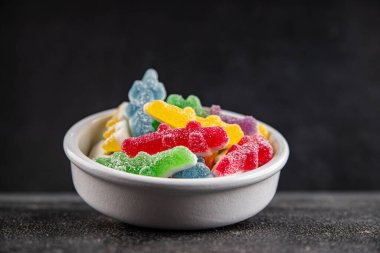 Jöleli şeker, tatlı, lezzetli gurme yemek arka planı, masa rustik yemekler, fotokopi alanı vejetaryen ve vejetaryen yemekleri.