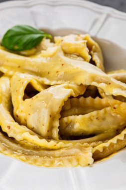 Pappardelle makarnası ana yemek aperatifi sebzeler taze leziz gurme yemek arkaplanı masa üstü yemekleri fotokopi alanı vejetaryen ve vejetaryen yemekleri.