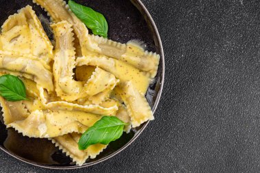 Pappardelle makarnası ana yemek aperatifi sebzeler taze leziz gurme yemek arkaplanı masa üstü yemekleri fotokopi alanı vejetaryen ve vejetaryen yemekleri.