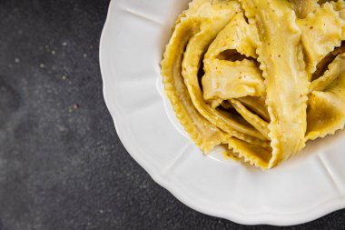 Pappardelle makarnası ana yemek aperatifi sebzeler taze leziz gurme yemek arkaplanı masa üstü yemekleri fotokopi alanı vejetaryen ve vejetaryen yemekleri.