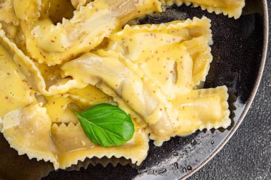 Pappardelle makarnası ana yemek aperatifi sebzeler taze leziz gurme yemek arkaplanı masa üstü yemekleri fotokopi alanı vejetaryen ve vejetaryen yemekleri.