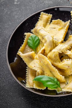 Pappardelle makarnası ana yemek aperatifi sebzeler taze leziz gurme yemek arkaplanı masa üstü yemekleri fotokopi alanı vejetaryen ve vejetaryen yemekleri.