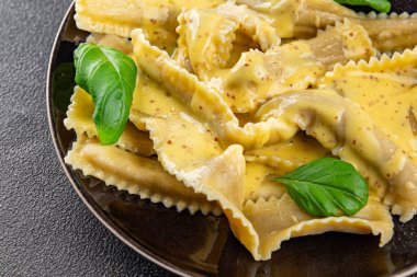 Pappardelle makarnası ana yemek aperatifi sebzeler taze leziz gurme yemek arkaplanı masa üstü yemekleri fotokopi alanı vejetaryen ve vejetaryen yemekleri.