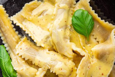 Pappardelle makarnası ana yemek aperatifi sebzeler taze leziz gurme yemek arkaplanı masa üstü yemekleri fotokopi alanı vejetaryen ve vejetaryen yemekleri.