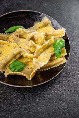 Pappardelle makarnası ana yemek aperatifi sebzeler taze leziz gurme yemek arkaplanı masa üstü yemekleri fotokopi alanı vejetaryen ve vejetaryen yemekleri.