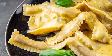 Pappardelle makarnası ana yemek aperatifi sebzeler taze leziz gurme yemek arkaplanı masa üstü yemekleri fotokopi alanı vejetaryen ve vejetaryen yemekleri.