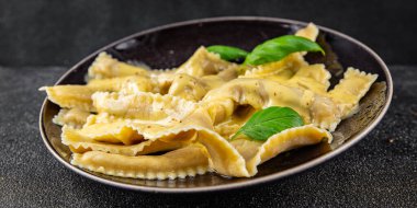 Pappardelle makarnası ana yemek aperatifi sebzeler taze leziz gurme yemek arkaplanı masa üstü yemekleri fotokopi alanı vejetaryen ve vejetaryen yemekleri.