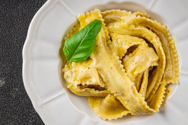Pappardelle makarnası ana yemek aperatifi sebzeler taze leziz gurme yemek arkaplanı masa üstü yemekleri fotokopi alanı vejetaryen ve vejetaryen yemekleri.