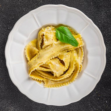 Pappardelle makarnası ana yemek aperatifi sebzeler taze leziz gurme yemek arkaplanı masa üstü yemekleri fotokopi alanı vejetaryen ve vejetaryen yemekleri.