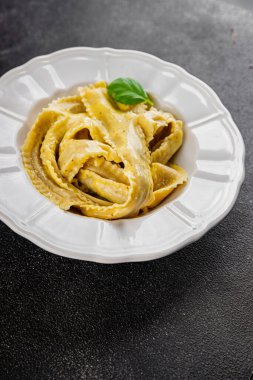 Pappardelle makarnası ana yemek aperatifi sebzeler taze leziz gurme yemek arkaplanı masa üstü yemekleri fotokopi alanı vejetaryen ve vejetaryen yemekleri.