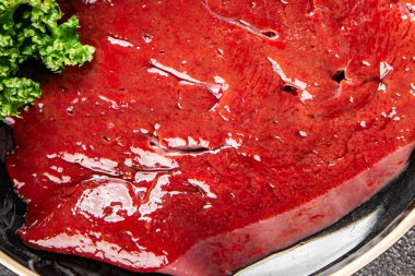 Çiğ sığır eti dana eti biftek biftek ızgara aperatif sebzeler taze lezzetli gurme yemek arkaplan masa rustik gıda üst görünüm fotokopi alanı keto ve paleo diyet