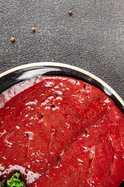 Çiğ sığır eti dana eti biftek biftek ızgara aperatif sebzeler taze lezzetli gurme yemek arkaplan masa rustik gıda üst görünüm fotokopi alanı keto ve paleo diyet