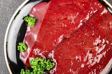 Çiğ sığır eti dana eti biftek biftek ızgara aperatif sebzeler taze lezzetli gurme yemek arkaplan masa rustik gıda üst görünüm fotokopi alanı keto ve paleo diyet