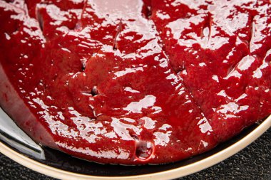 Çiğ sığır eti dana eti biftek biftek ızgara aperatif sebzeler taze lezzetli gurme yemek arkaplan masa rustik gıda üst görünüm fotokopi alanı keto ve paleo diyet