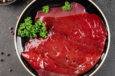 Çiğ sığır eti dana eti biftek biftek ızgara aperatif sebzeler taze lezzetli gurme yemek arkaplan masa rustik gıda üst görünüm fotokopi alanı keto ve paleo diyet