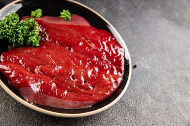 Çiğ sığır eti dana eti biftek biftek ızgara aperatif sebzeler taze lezzetli gurme yemek arkaplan masa rustik gıda üst görünüm fotokopi alanı keto ve paleo diyet