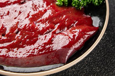 Çiğ sığır eti dana eti biftek biftek ızgara aperatif sebzeler taze lezzetli gurme yemek arkaplan masa rustik gıda üst görünüm fotokopi alanı keto ve paleo diyet