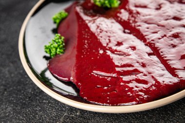 Çiğ sığır eti dana eti biftek biftek ızgara aperatif sebzeler taze lezzetli gurme yemek arkaplan masa rustik gıda üst görünüm fotokopi alanı keto ve paleo diyet