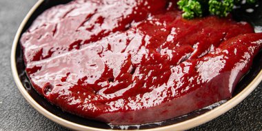 Çiğ sığır eti dana eti biftek biftek ızgara aperatif sebzeler taze lezzetli gurme yemek arkaplan masa rustik gıda üst görünüm fotokopi alanı keto ve paleo diyet