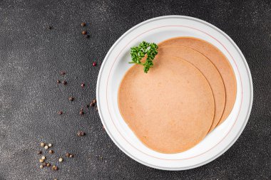 Sosisli vejetaryen soya malzemesi. Et yok. Aperatif sebzeler. Tabakta taze gurme yemekleri.