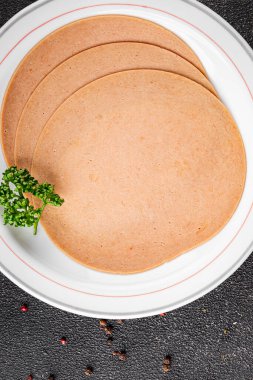 Sosisli vejetaryen soya malzemesi. Et yok. Aperatif sebzeler. Tabakta taze gurme yemekleri.