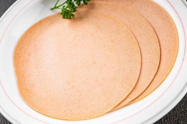 Sosisli vejetaryen soya malzemesi. Et yok. Aperatif sebzeler. Tabakta taze gurme yemekleri.