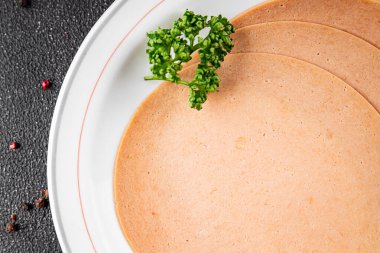 Sosisli vejetaryen soya malzemesi. Et yok. Aperatif sebzeler. Tabakta taze gurme yemekleri.