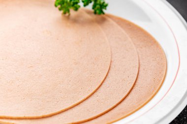 Sosisli vejetaryen soya malzemesi. Et yok. Aperatif sebzeler. Tabakta taze gurme yemekleri.