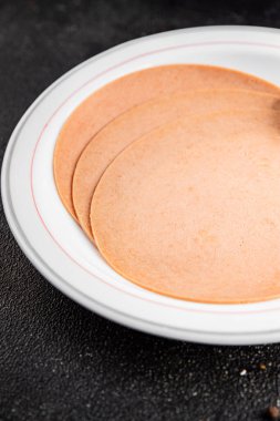 Sosisli vejetaryen soya malzemesi. Et yok. Aperatif sebzeler. Tabakta taze gurme yemekleri.