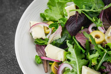 Zeytinli, peynirli ve yeşil yapraklı salata masadaki lezzetli gurme yemek arkaplanı rustik yemekler fotokopi alanı keto ve paleo diyet vejetaryen yemekleri.