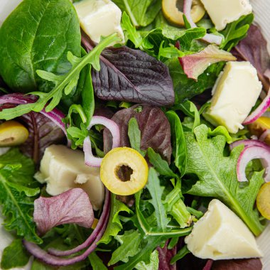 Zeytinli, peynirli ve yeşil yapraklı salata masadaki lezzetli gurme yemek arkaplanı rustik yemekler fotokopi alanı keto ve paleo diyet vejetaryen yemekleri.