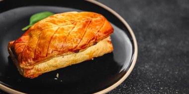 Et turtası kiş Fransız aperatifi taze lezzetli gurme yemek arkaplanı masadaki rustik yiyecekler üst görünüm kopyalama alanı