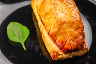 Et turtası kiş Fransız aperatifi taze lezzetli gurme yemek arkaplanı masadaki rustik yiyecekler üst görünüm kopyalama alanı