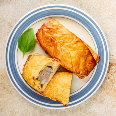 Et turtası kiş Fransız aperatifi taze lezzetli gurme yemek arkaplanı masadaki rustik yiyecekler üst görünüm kopyalama alanı