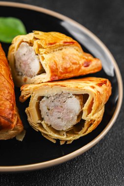 Et turtası kiş Fransız aperatifi taze lezzetli gurme yemek arkaplanı masadaki rustik yiyecekler üst görünüm kopyalama alanı