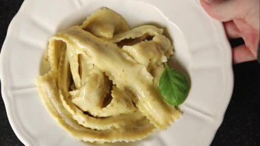 Pappardelle makarnası ana yemek aperatifi sebzeler taze leziz gurme yemek arkaplanı masa üstü yemekleri fotokopi alanı vejetaryen ve vejetaryen yemekleri.