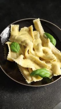 Pappardelle makarnası ana yemek aperatifi sebzeler taze leziz gurme yemek arkaplanı masa üstü yemekleri fotokopi alanı vejetaryen ve vejetaryen yemekleri.