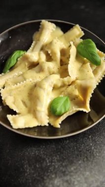 Pappardelle makarnası ana yemek aperatifi sebzeler taze leziz gurme yemek arkaplanı masa üstü yemekleri fotokopi alanı vejetaryen ve vejetaryen yemekleri.