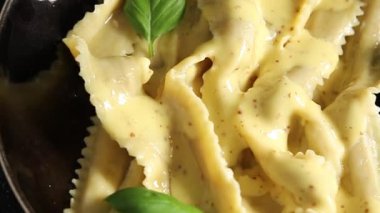 Pappardelle makarnası ana yemek aperatifi sebzeler taze leziz gurme yemek arkaplanı masa üstü yemekleri fotokopi alanı vejetaryen ve vejetaryen yemekleri.