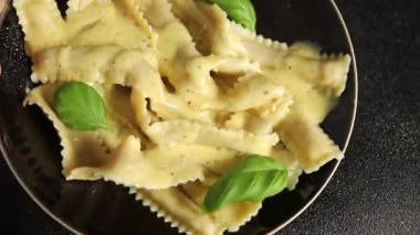 Pappardelle makarnası ana yemek aperatifi sebzeler taze leziz gurme yemek arkaplanı masa üstü yemekleri fotokopi alanı vejetaryen ve vejetaryen yemekleri.