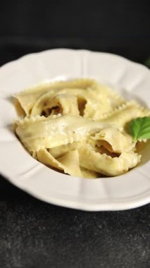 Pappardelle makarnası ana yemek aperatifi sebzeler taze leziz gurme yemek arkaplanı masa üstü yemekleri fotokopi alanı vejetaryen ve vejetaryen yemekleri.