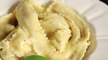 Pappardelle makarnası ana yemek aperatifi sebzeler taze leziz gurme yemek arkaplanı masa üstü yemekleri fotokopi alanı vejetaryen ve vejetaryen yemekleri.