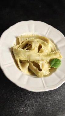 Pappardelle makarnası ana yemek aperatifi sebzeler taze leziz gurme yemek arkaplanı masa üstü yemekleri fotokopi alanı vejetaryen ve vejetaryen yemekleri.