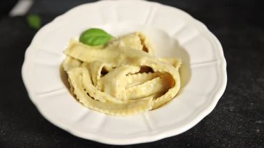 Pappardelle makarnası ana yemek aperatifi sebzeler taze leziz gurme yemek arkaplanı masa üstü yemekleri fotokopi alanı vejetaryen ve vejetaryen yemekleri.