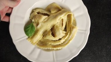 Pappardelle makarnası ana yemek aperatifi sebzeler taze leziz gurme yemek arkaplanı masa üstü yemekleri fotokopi alanı vejetaryen ve vejetaryen yemekleri.